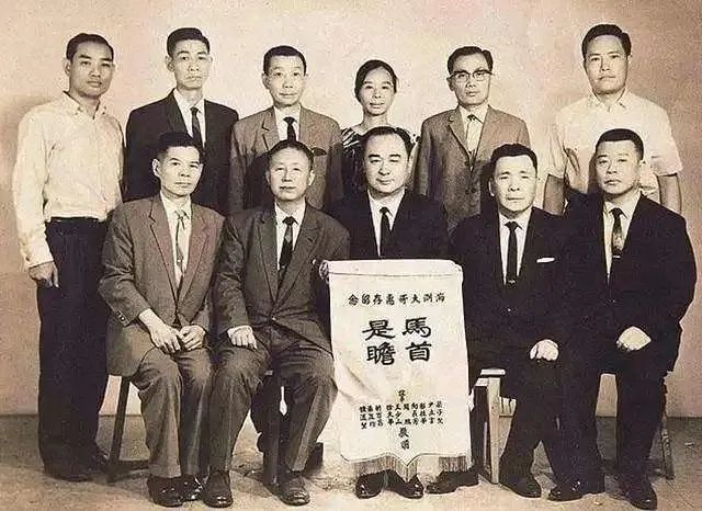 香港折叠40年：黑帮、巨星、贼王、巨富们残酷命运的四次交锋